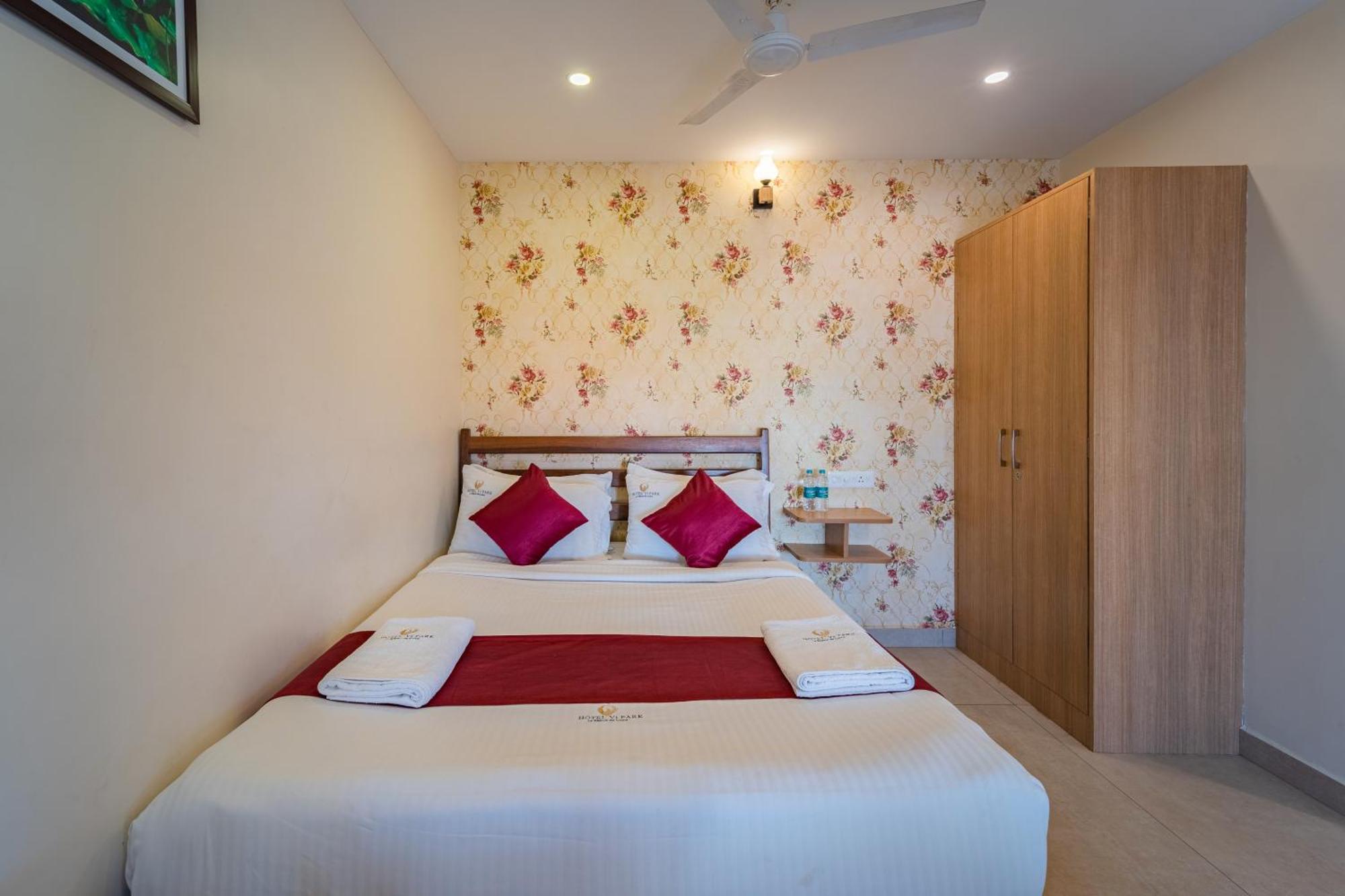 Hotel VI Park - City Centre بونديتْشيري المظهر الخارجي الصورة