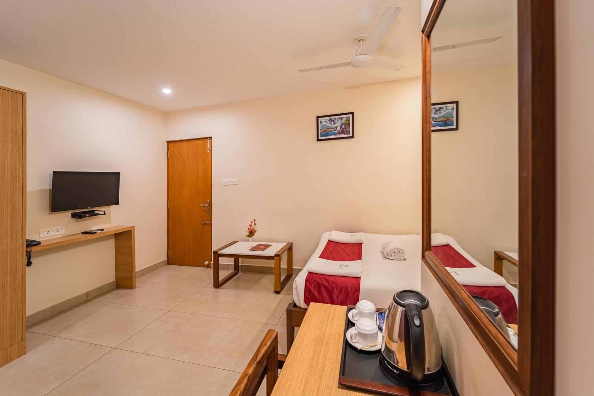 Hotel VI Park - City Centre بونديتْشيري المظهر الخارجي الصورة