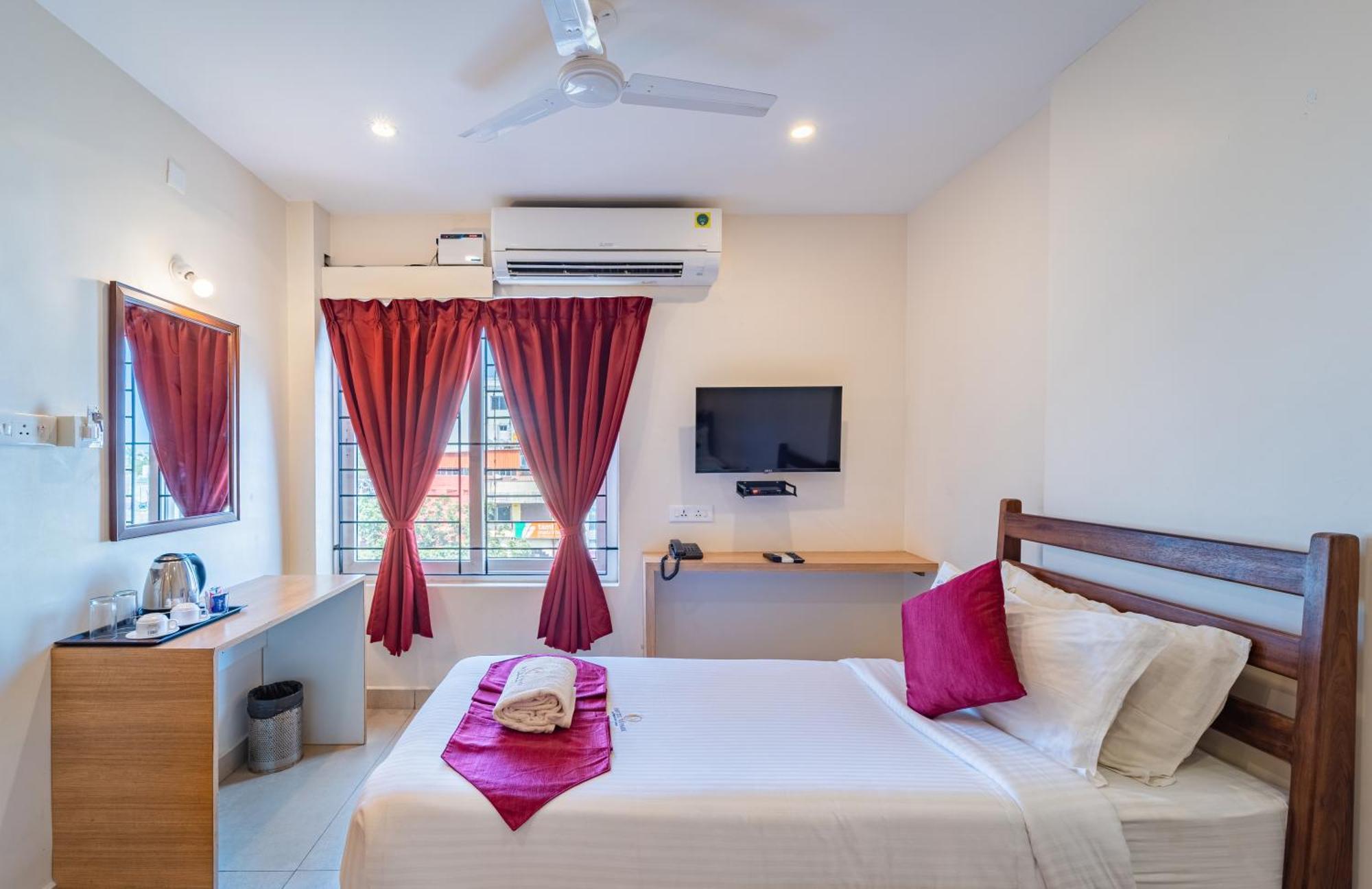 Hotel VI Park - City Centre بونديتْشيري المظهر الخارجي الصورة