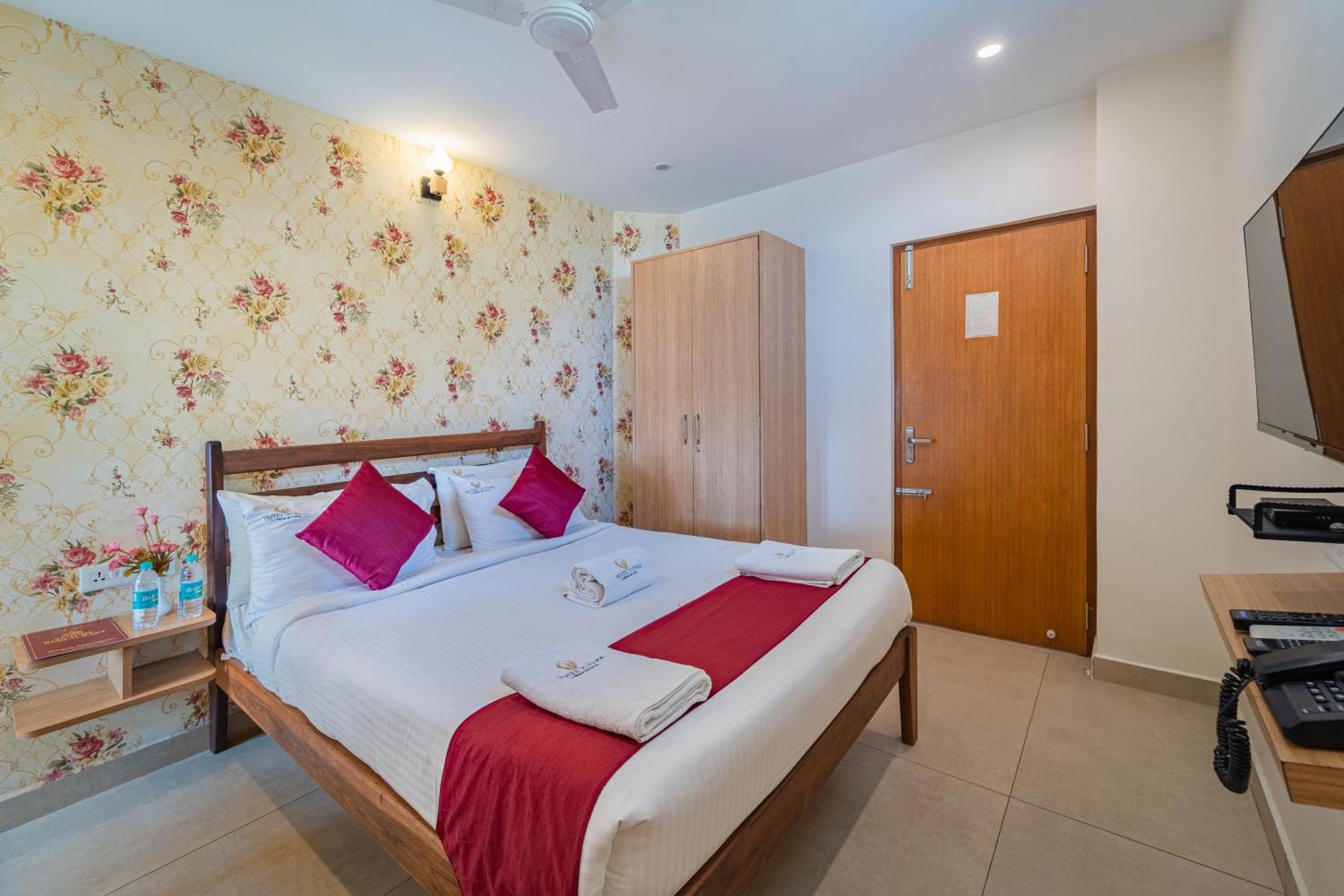 Hotel VI Park - City Centre بونديتْشيري المظهر الخارجي الصورة