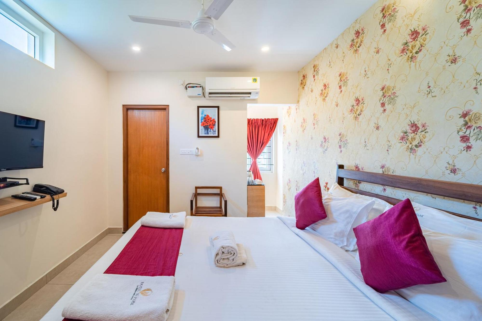 Hotel VI Park - City Centre بونديتْشيري المظهر الخارجي الصورة