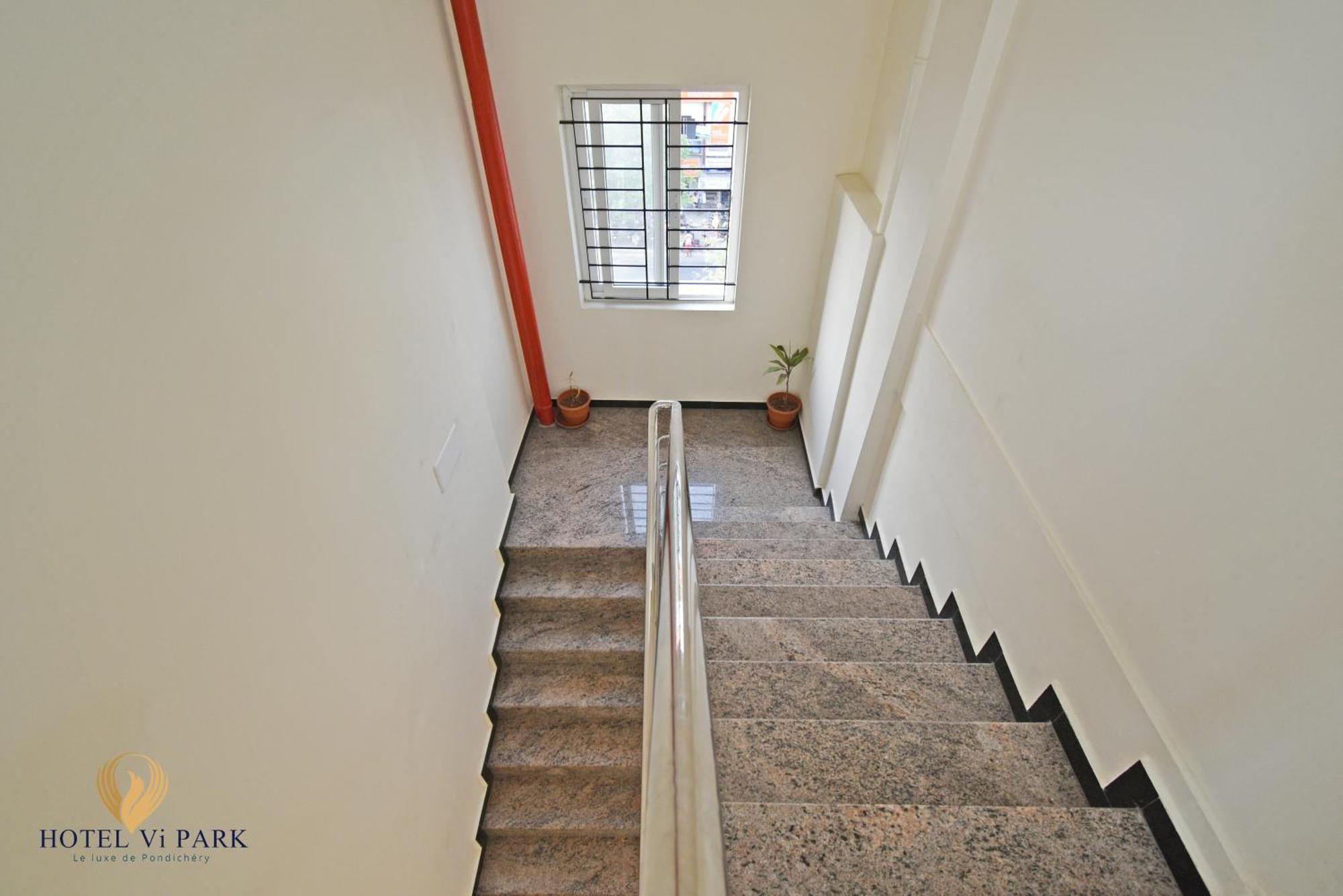 Hotel VI Park - City Centre بونديتْشيري المظهر الخارجي الصورة