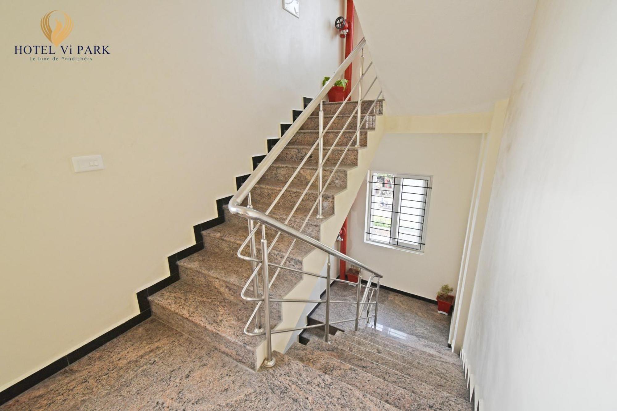 Hotel VI Park - City Centre بونديتْشيري المظهر الخارجي الصورة