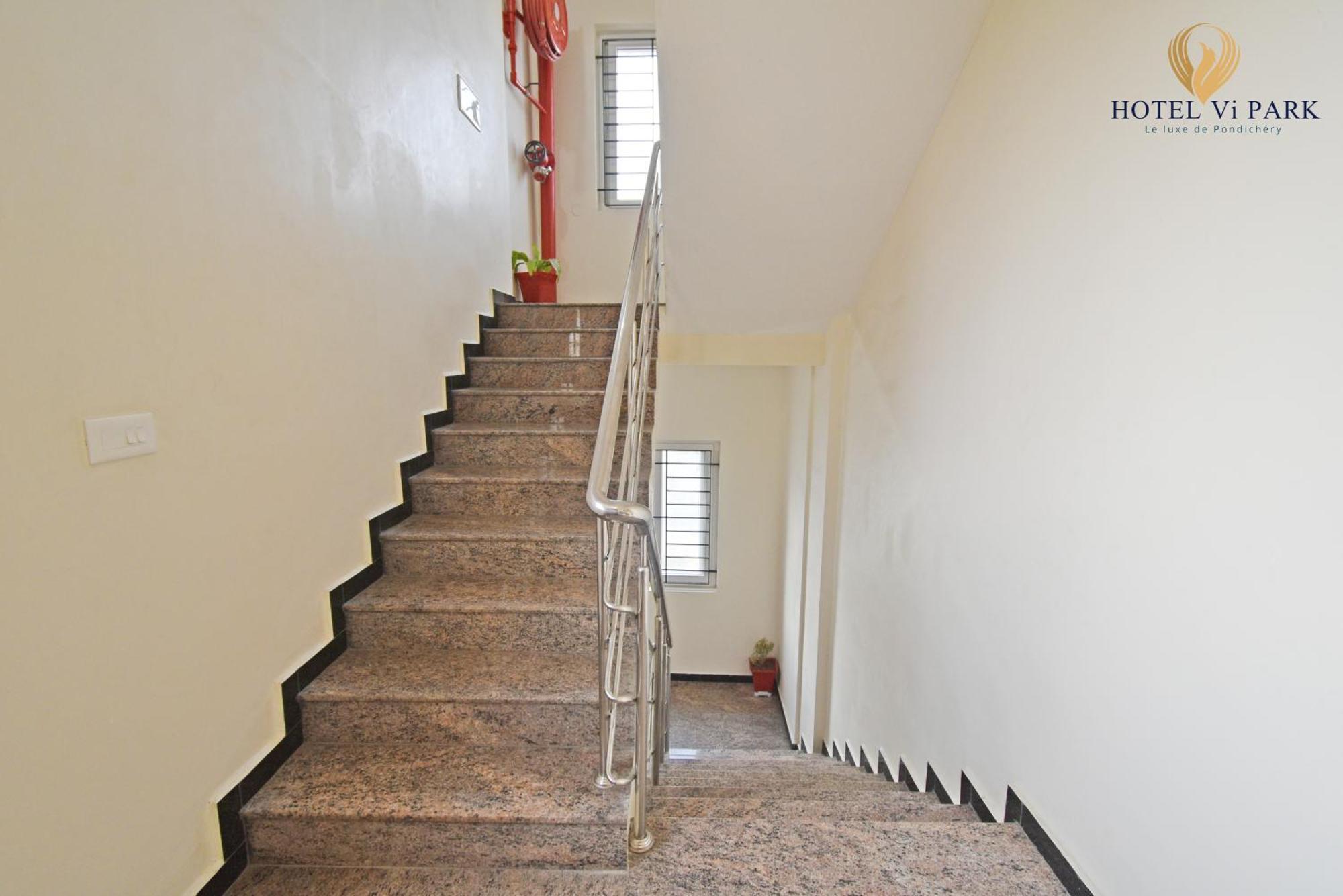Hotel VI Park - City Centre بونديتْشيري المظهر الخارجي الصورة